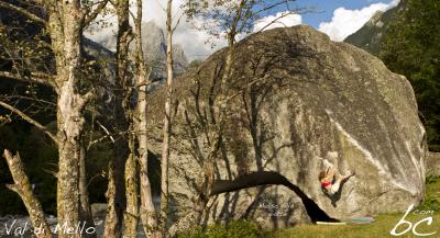 Jana bouldering on "Masso della grotta" (1)